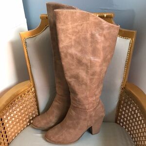 Forever 21 taupe faux leather pull on boots, chunky heel, rounded toe size 9